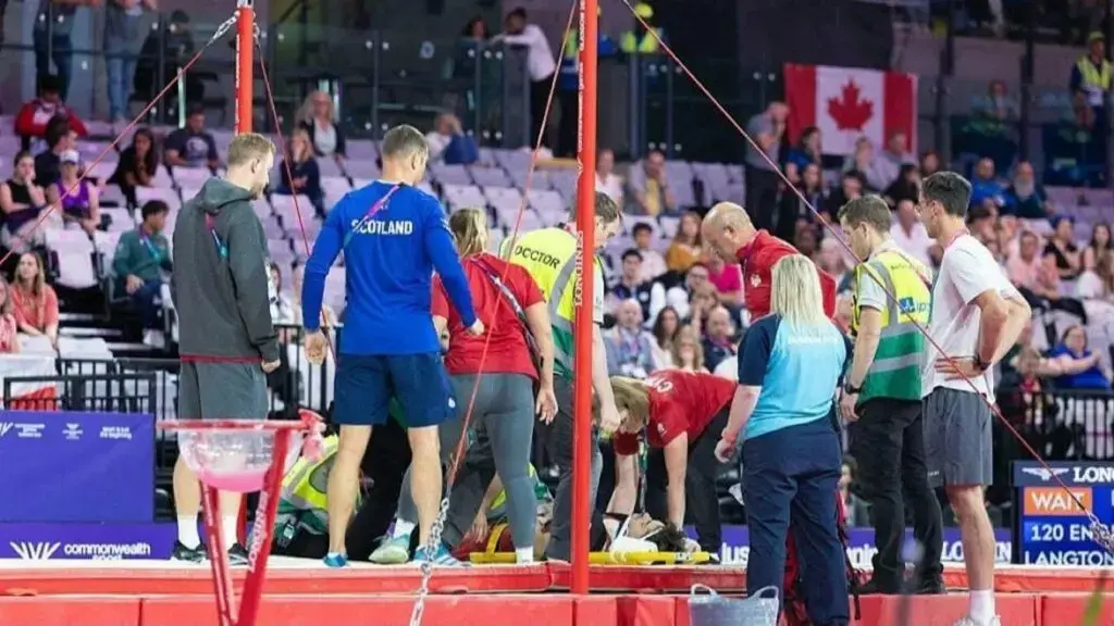 Gimnast britanic de 19 ani suferă cădere violentă la bar.