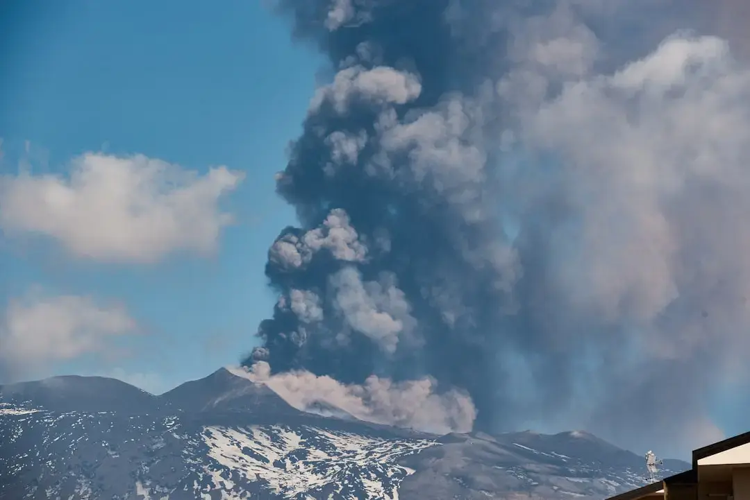 Sicilia, devastată de incendii: un pompier mort și sute de evacuări