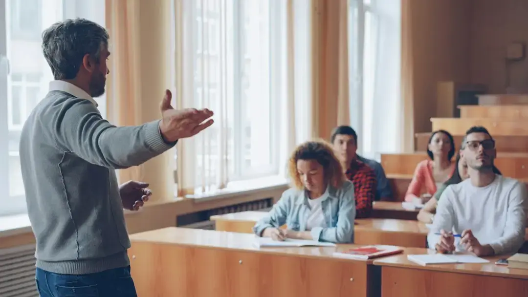 10 sfaturi pentru profesori privind utilizarea inteligenței artificiale de către elevi