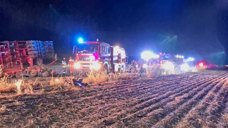 Tractor și mașină s-au ciocnit la limita Giurgiu‑Teleorman: un mort, doi răniți grav