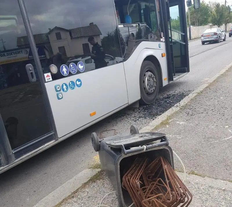 Bărbatul arunca un tomberon cu deșeuri metalice într-un autobuz de la Constanța, spargând un geam și rănind un tânăr