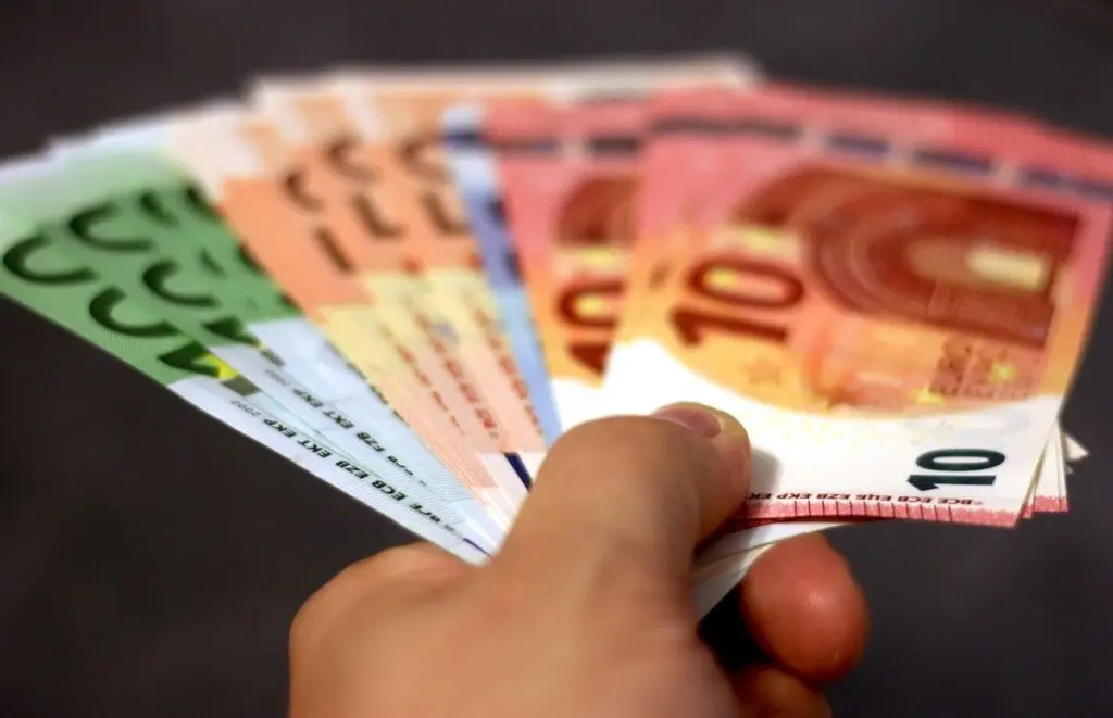 Euro la 5,35 lei și rezervele BNR în scădere: ce se ascunde în spatele cifrelor