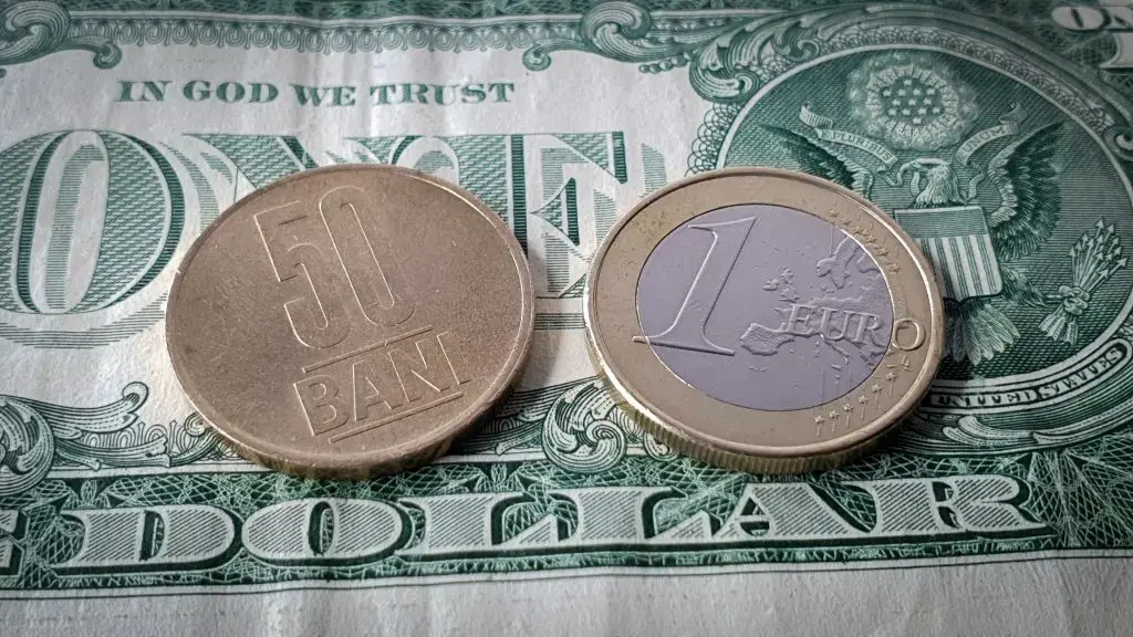 Euro scade după record, dolarul și lira sterlină cresc la cursul BNR din 5 octombrie 2026