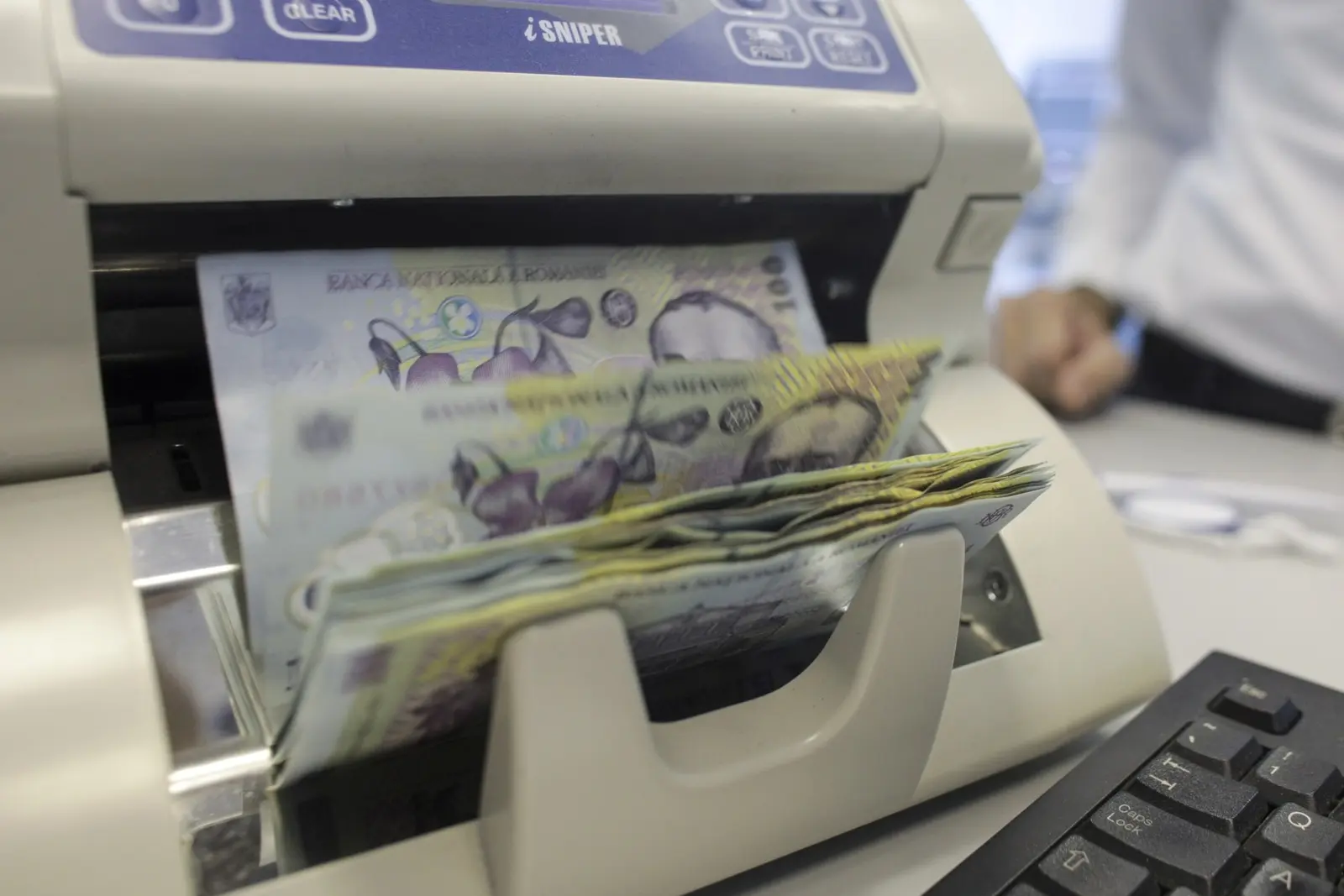 FMI prognozează o scădere economică de jumătate la sută pentru România