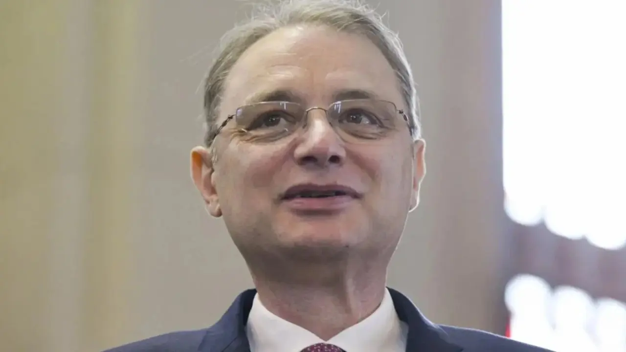 Lista de miniștri a lui Luca Niculescu, desființată pe internet: „A folosit varianta gratuită de la ChatGPT?
