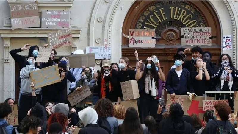 Peste 5.000 de rețineri în Franța în protestele liceenilor, majoritatea minori