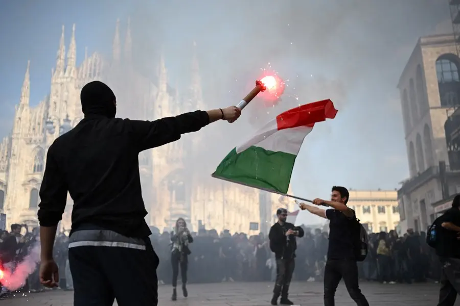 Romea în picioare: 100.000 de protestatari și violențe la Milano