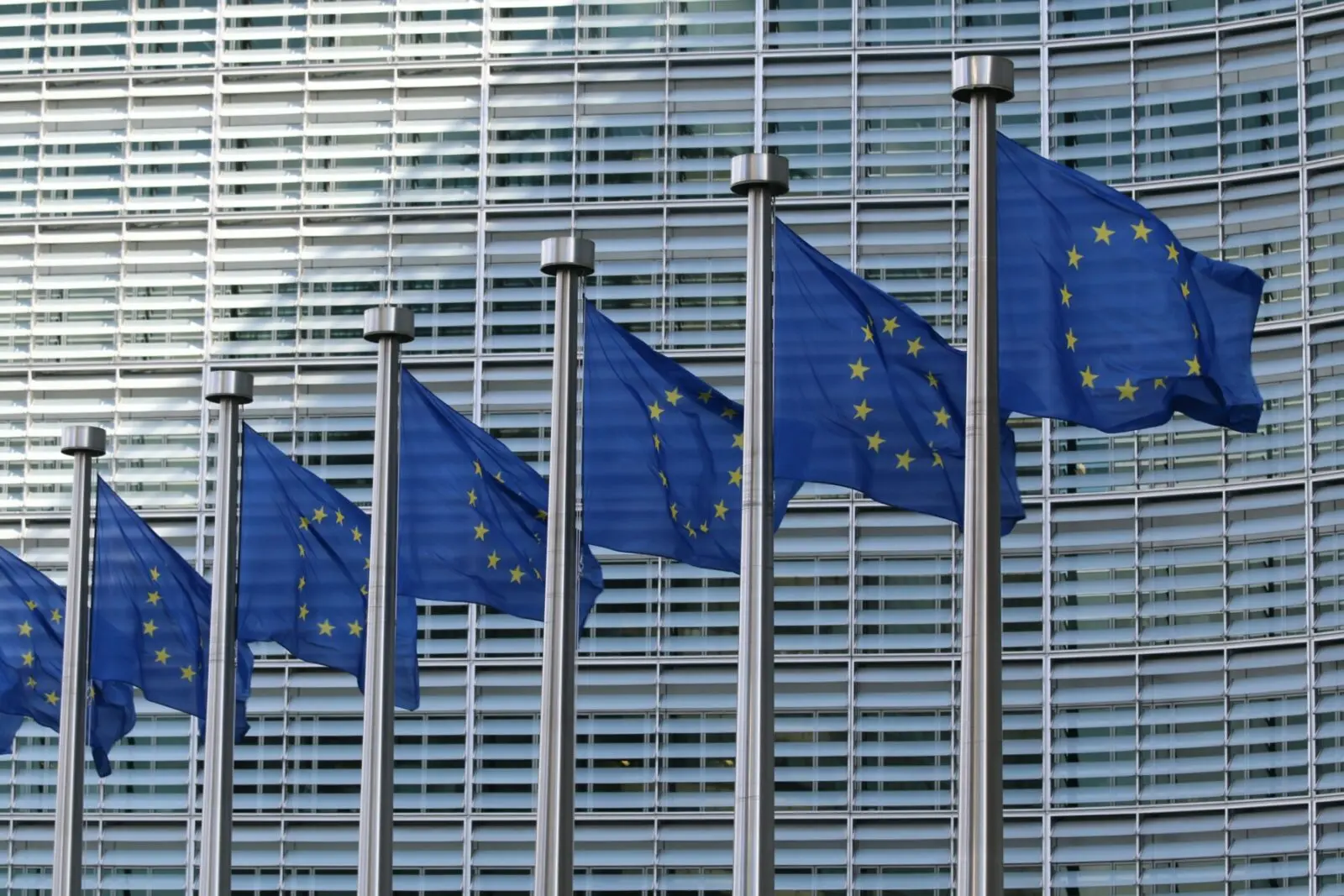 UE extinde „lista neagră”: Aproape 1.600 de noi entități sancționate pentru războiul din Ucraina